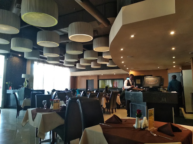 U3, Upper, Cedar Square Shopping Centre, 13 Willow Ave, Fourways, Johannesburg, 2068