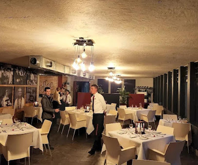 33 on Bond Restaurant