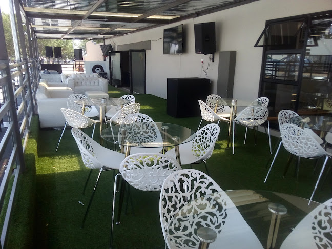 Skype Lounge Buy & Braai