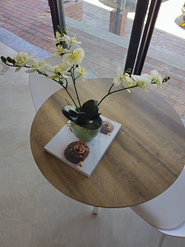 HAUTE - Boutique Patisserie