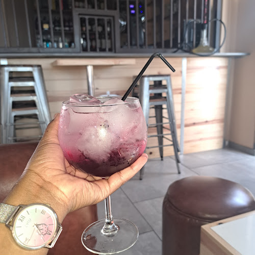 Busy Corner Lounge and Carwash - Hospitality and gastronomy