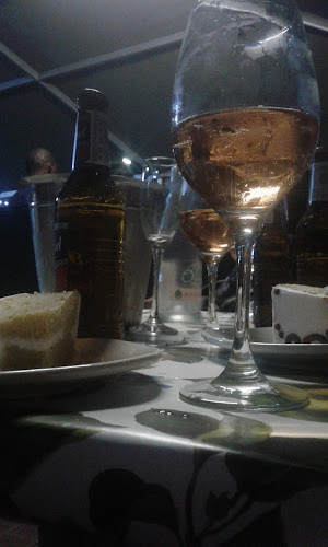 Comentarii opinii despre Round Table Exquisite Lounge