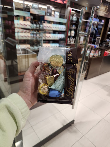 Comentarii opinii despre Lindt Chocolate Boutique Menlyn Park