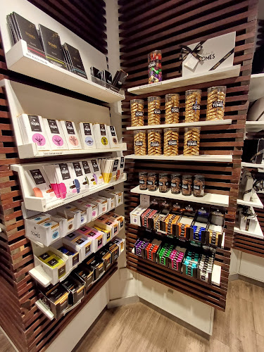 Shop 6198, Ground Level, Victoria Wharf Shopping Centre, Breakwater Blvd, Victoria & Alfred Waterfront, Cape Town, 8001